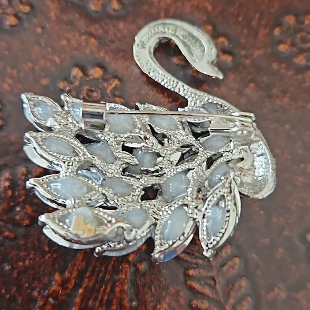 NWOT Swan brooch with purple and white rhinestones - Picture 3 of 5